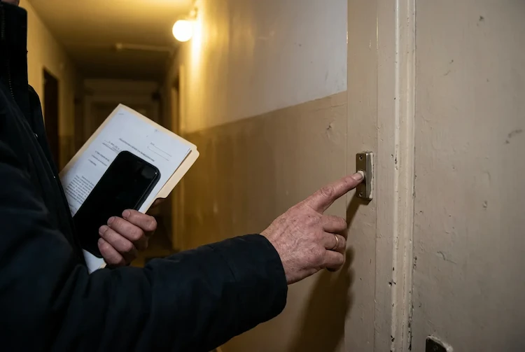 Matka utrudnia kontakt z dzieckiem – czy wzywać Policję